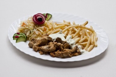 Filet z kurczaka w chrupiącej panierce (120g), frytki (100g), zestaw surówek (150g)